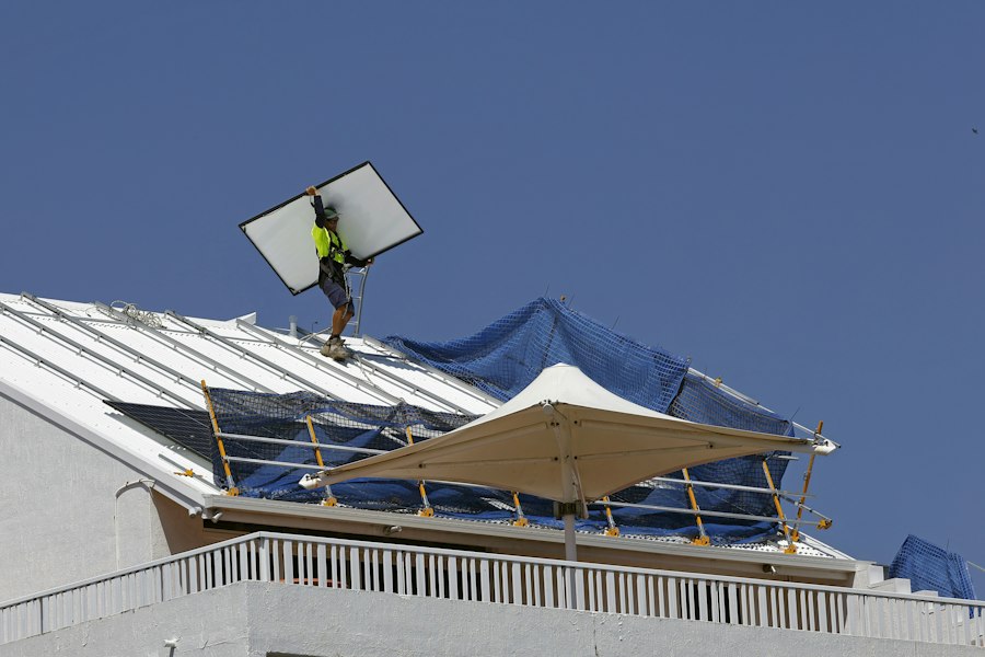 Technicien réalisant un audit sur une installation solaire en toiture